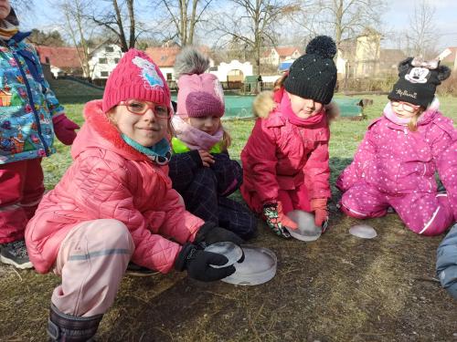 Pokusy s barvením ledu